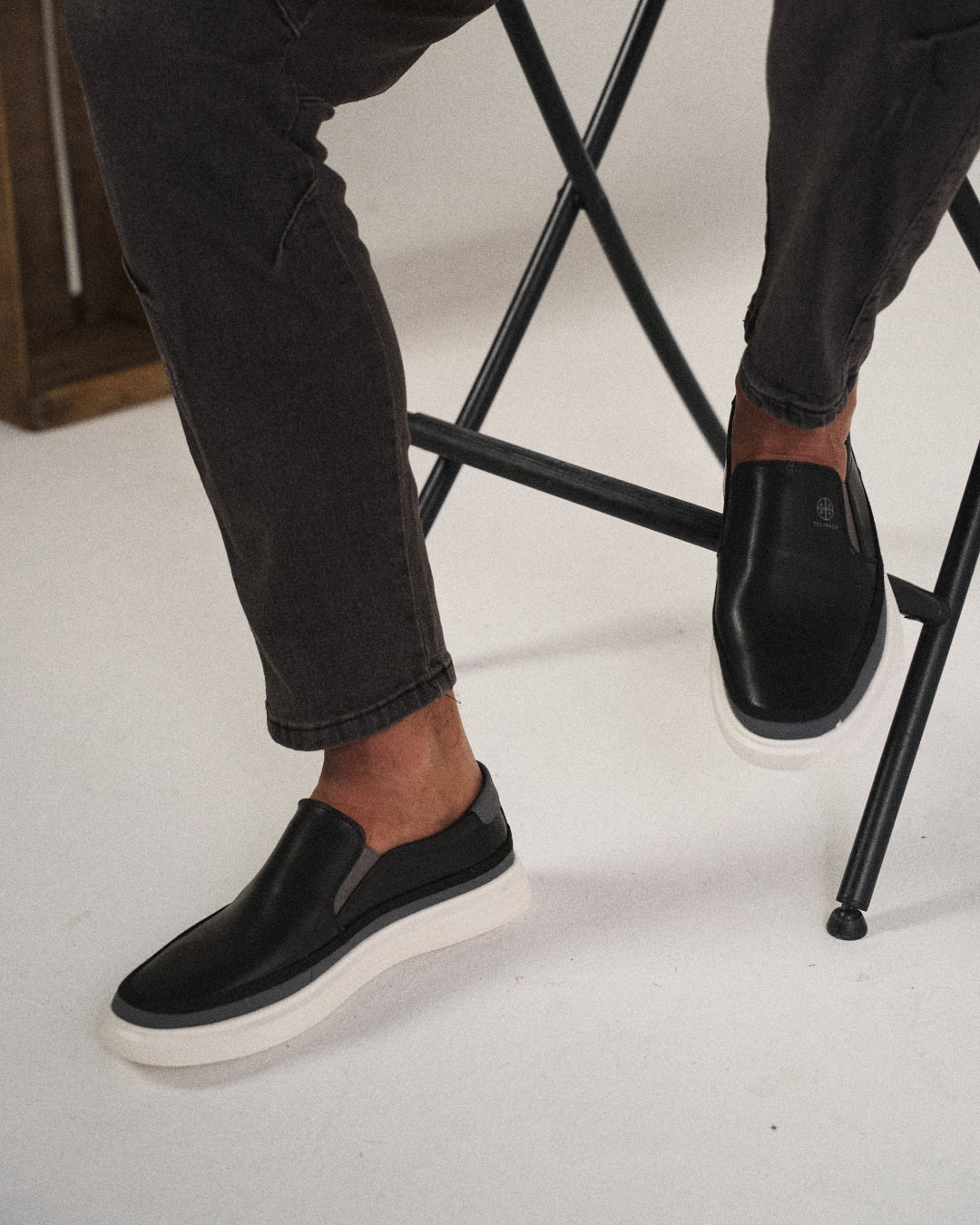 Arturo | Low-Top Slip-On Contrast Sole Shoes