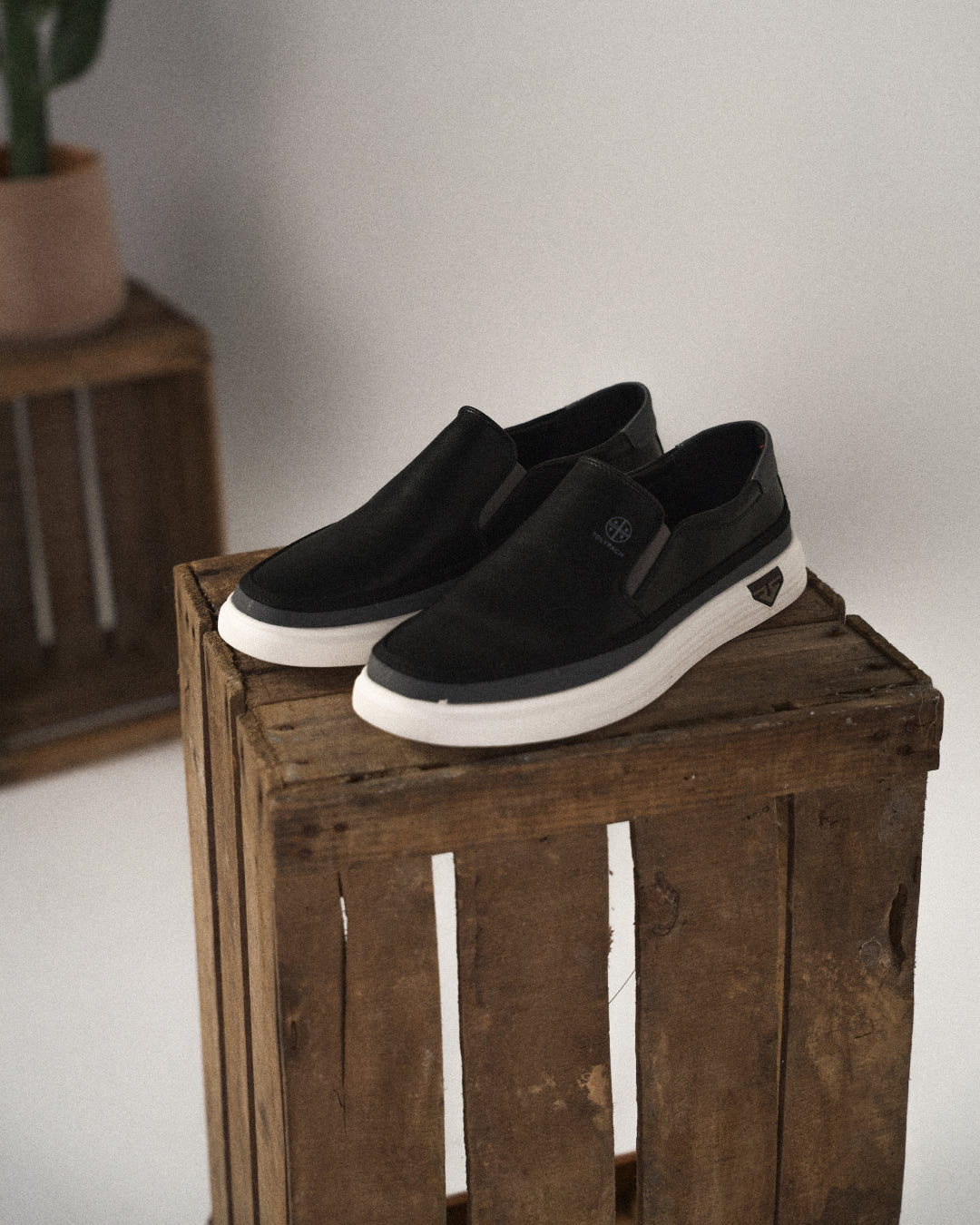 Arturo | Low-Top Slip-On Contrast Sole Shoes